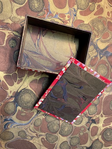 boîte tissu et fond papier marbré