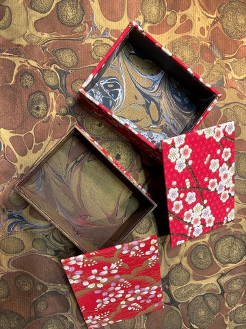 boîtes tissu et papiers marbrés