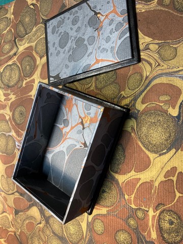 boîte cuir et papiers marbrés